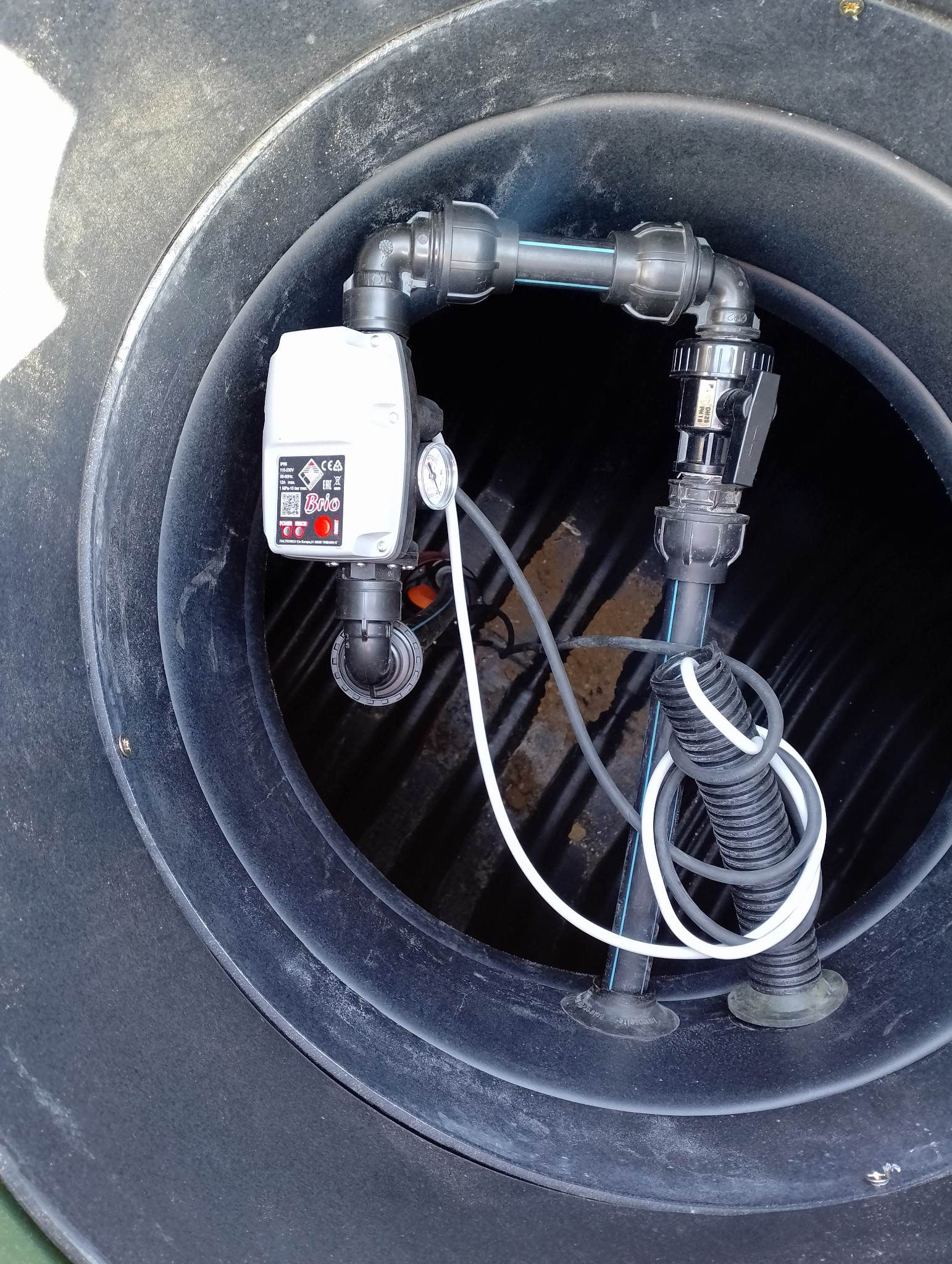 Merülő nyomó szivattyú tartályban, vezérlővel